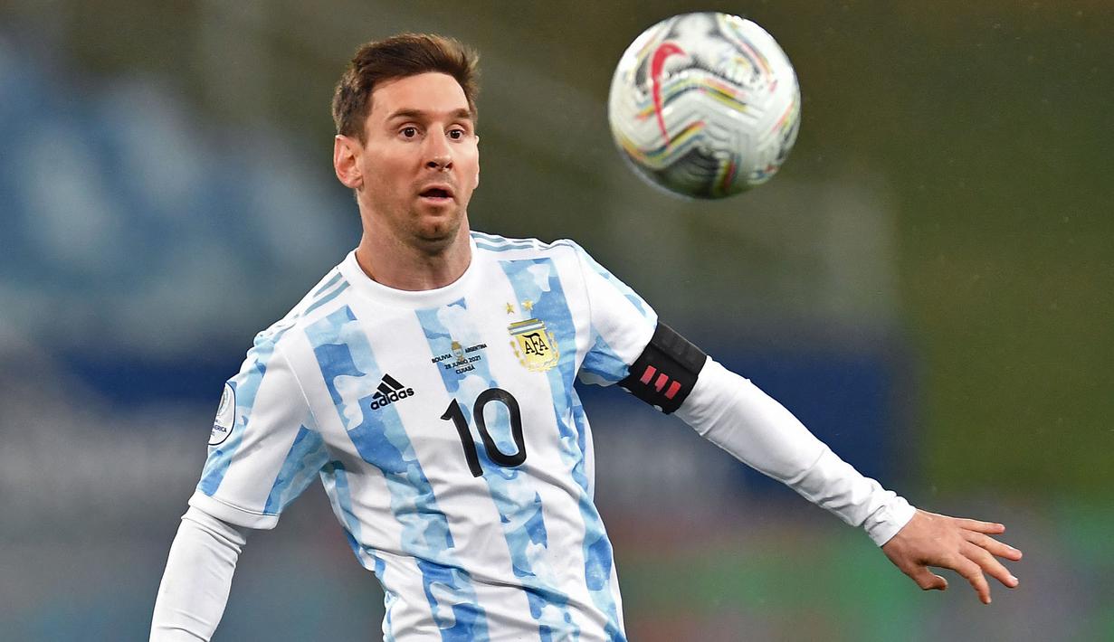 Pada tahun 2021, Lionel Messi berhasil menjadi pemain dengan penampilan terbanyak di Timnas Argentina. Ia berhasil mengungguli rekor Javier Mascherano saat melawan Bolivia di Copa America 2021. Hingga saat ini, Messi tercatat telah tampil sebanyak 158 kali bersama La Albiceleste. (AFP/Douglas Magno)