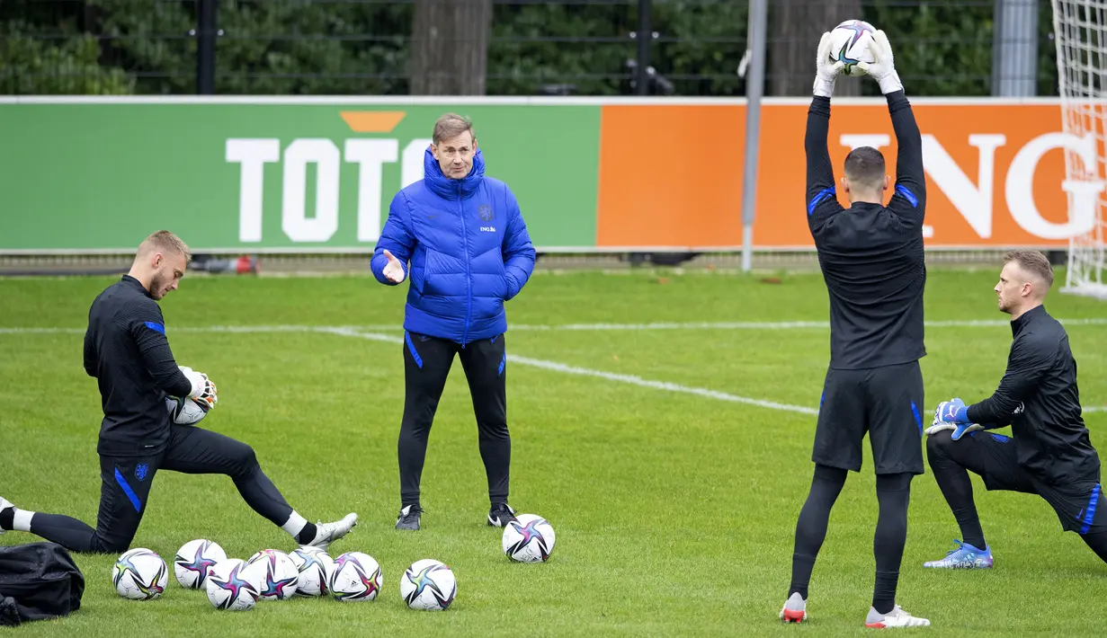 Pelatih kiper Belanda Frans Hoek (tengah) memberikan instruksi kepada kiper Jasper Cillessen, Justin Bijlow  dan Mark Flek saat sesi latihan tim di Kampus KNVB di Zeist (10/11/2021). Belanda akan bertanding melawan Montenegro pada Grup G Kualifikasi Piala Dunia 2022. (AFP/ANP/Olaf Kraak)