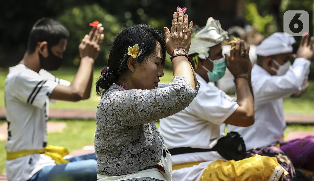Umat Hindu Bali memperingati Hari Raya Galungan di Pura Amerta Jati, Jalan Punak, Pangkalan Jati, Cinere, Depok, Rabu (14/4/2021). Di tengah pandemi COVID-19, Pura Amerta Jati menerapkan protokol kesehatan dan pembatasan umat yang hadir untuk memperingati Galungan. (Liputan6.com/Johan Tallo)