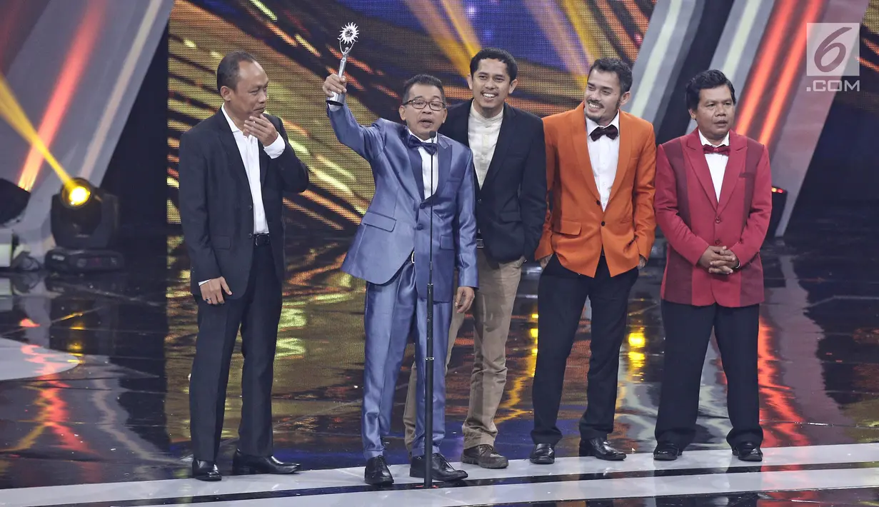 Sejumlah pemain Para Pencari Tuhan menyampaikan sambutan saat meraih penghargaan SCTV Awards 2017 di Jakarta, Rabu (29/11). Para Pencari Tuhan meraih penghargaan khusus sebagai Sinetron Ramadan Paling Ngetop Sepanjang Masa. (Liputan6.com/Herman Zakharia)