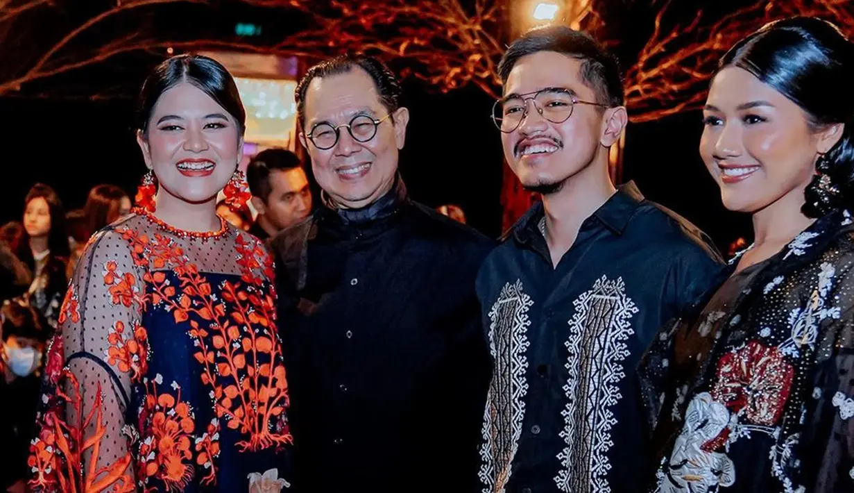 Tidak hanya penampilan Kahiyang yang mencuri perhatian, namun kehadiran Kaesang Pangarep juga sukses bikin salfok netizen. Pasalnya, banyak netizen yang mengira kalau Kaesang adalah sosok desainer. Ada pula yang menyebut putra bungsu Presiden Jokowi itu mirip pengusaha Gilang Juragan 99. (Liputan6.com/IG/@ayanggkahiyang)