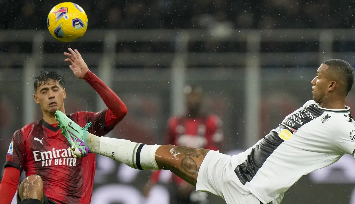 Sementara kekalahan ini membuat AC Milan tertahan di peringkat tiga. (AP Photo/Luca Bruno)