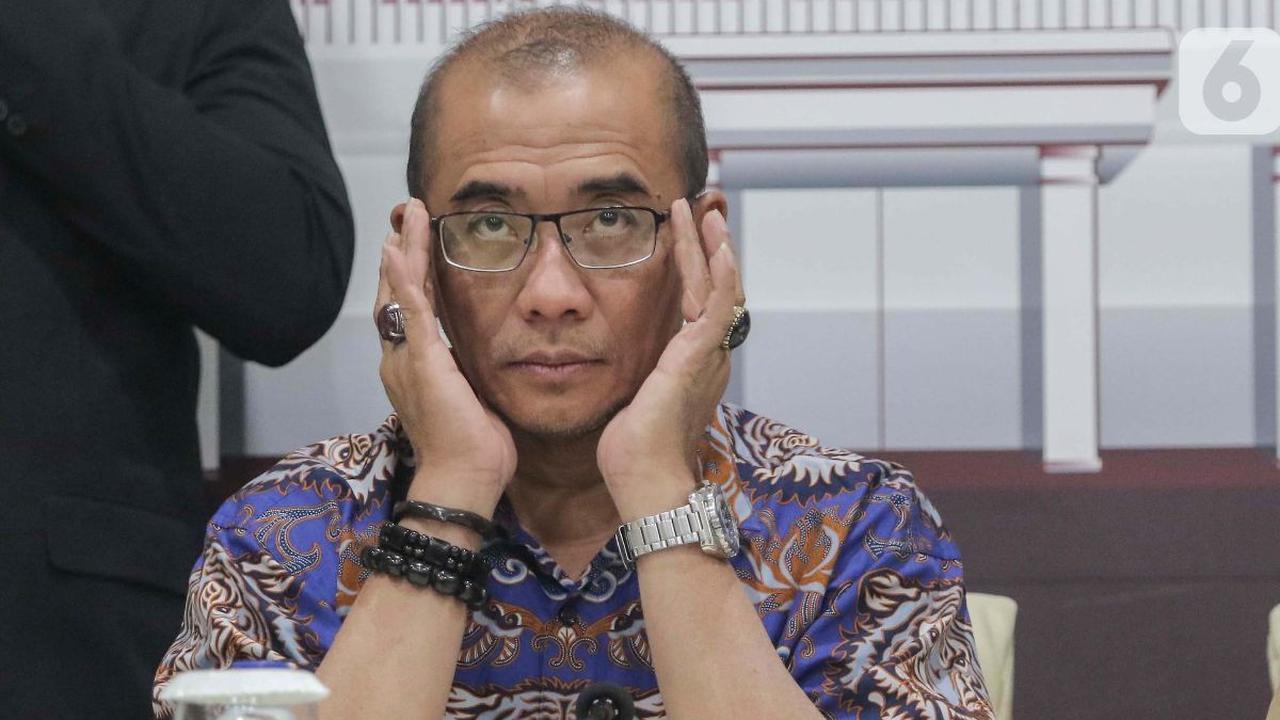 Meski Hasyim diberhentikan, Jokowi memastikan bahwa pilkada 2024 akan berjalan lancar dan jurdil.