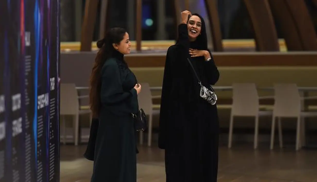 Wanita Arab Saudi mengunjungi bioskop di Mal Riyadh Park yang baru dibuka untuk umum, Riyadh (30/4). Langkah tersebut merupakan bagian dari upaya modernisasi Putra Mahkota Saudi Mohammed bin Salman. (AFP/Fayez Nureldine)