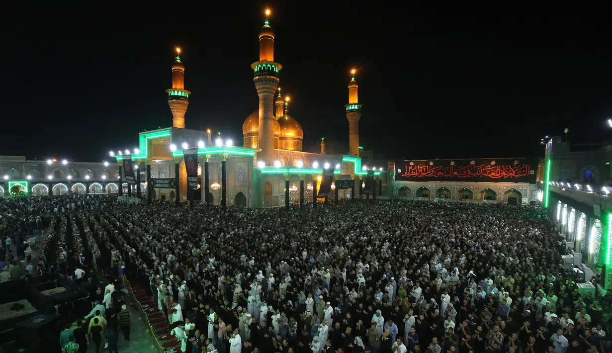 Ribuan umat Syiah Irak berdoa di masjid Imam Musa al-Kadzim di distrik utara ibukota Irak, Kadhimiya (11/4). Mereka berkumpul untuk memperingati wafatnya Musa al-Kadzim yang merupakan imam Syiah ketujuh. (AFP Photo/Ahmad al-Rubaye)