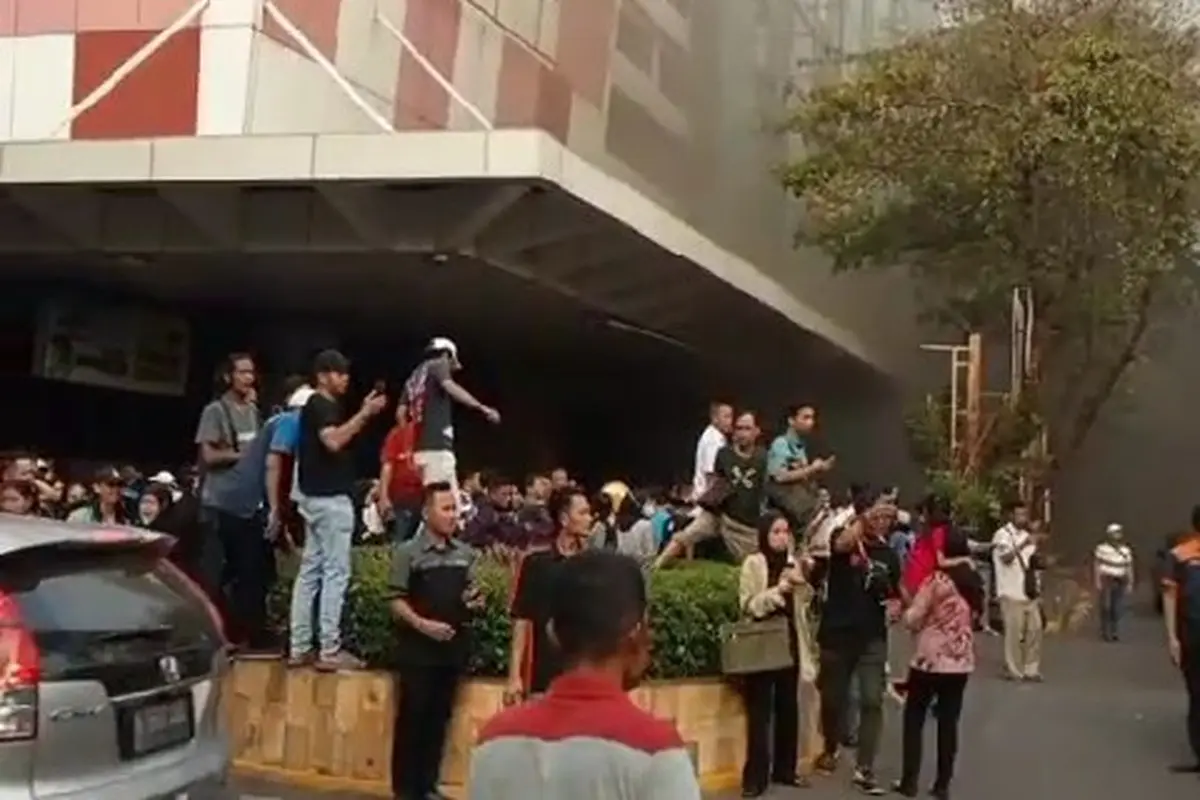 Kebakaran melanda Blok M Square, Jakarta Selatan, Senin sore (18/12/2023).