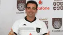 Gelandang baru Al Sadd, Xavi Hernandes tersenyum kepada awak media usai konferensi pers setelah tanda tangan kontrak bersama Al Sadd di Doha, Qatar, Kamis (11/6/2015). Xavi Hernandes akan dikontrak selama dua musim oleh Al Sadd.(Reuters/Naseem Zeitoon)