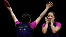 Jeon Jihee dari Korea Selatan (kiri) dan Shin Yubin melakukan selebrasi usai mengalahkan Korea Utara pada laga final ganda putri tenis meja Asian Games ke-19 di Hangzhou, China, Senin (2/102023). (AP Photo/Ng Han Guan)
