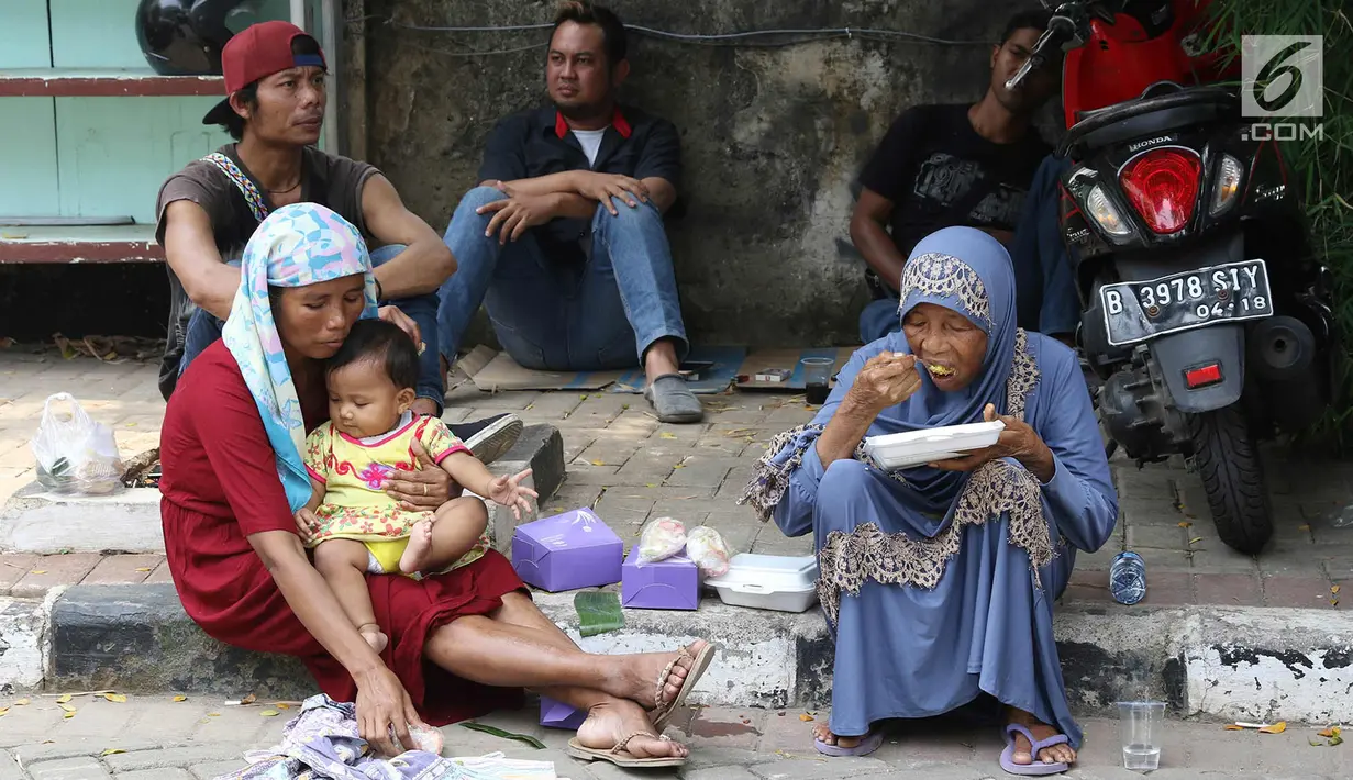 Keluarga korban tewas dalam kebakaran pabrik kembang api di Kosambi, Kabupaten Tangerang, Banten pada Kamis (26/10/2017), menunggu di sekitar Posko Ante Mortem RS Polri Sukanto Kramat Jati, Jakarta Timur, Jumat (27/10). (Liputan6.com/Immanuel Antonius)