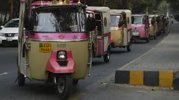 Sejumlah wanita Pakistan mengemudikan becak merah muda saat aksi untuk meningkatkan kesadaran wanita di Lahore, (14/10). Becak merah muda dipegang oleh sekelompok wanita untuk menunjukkan kesetaraan dan pemberdayaan perempuan. (AFP PHOTO / Arif Ali)