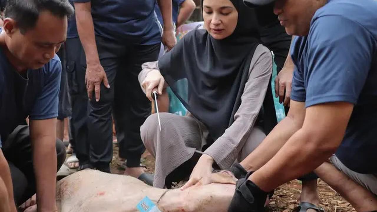 Tampil Syar'i dan Anggun, Ini Gaya Shireen Sungkar Saat Sembelih Hewan Kurban Sendiri