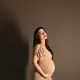 Menjelang waktu persalinan yang semakin dekat, aktris muda ini tampil menawan dalam sebuah sesi foto yang memperlihatkan baby bump-nya yang kian membesar. Steffi, yang tengah menanti kehadiran anak pertamanya bersama sang suami, Nino Fernandez, terlihat begitu glowing dan penuh aura keibuan. [@steffizamora].