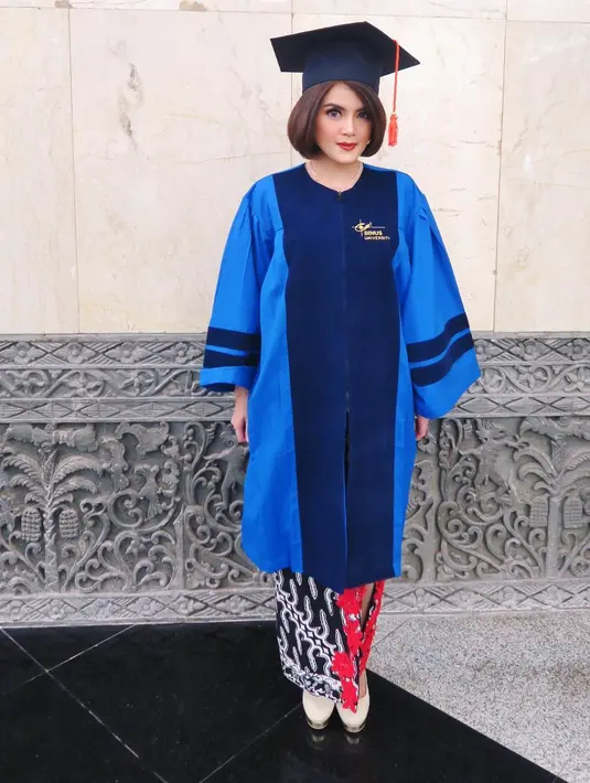 Statusnya sebagai ibu rumah tangga membuatnya lain sendiri dari teman-temannya yang menjadi karyawan di berbagai macam perusahaan. Hal ini pastinya sangat berkaitan dengan tugas-tugas di perkuliahan. (Instagram/taniaputri1707)