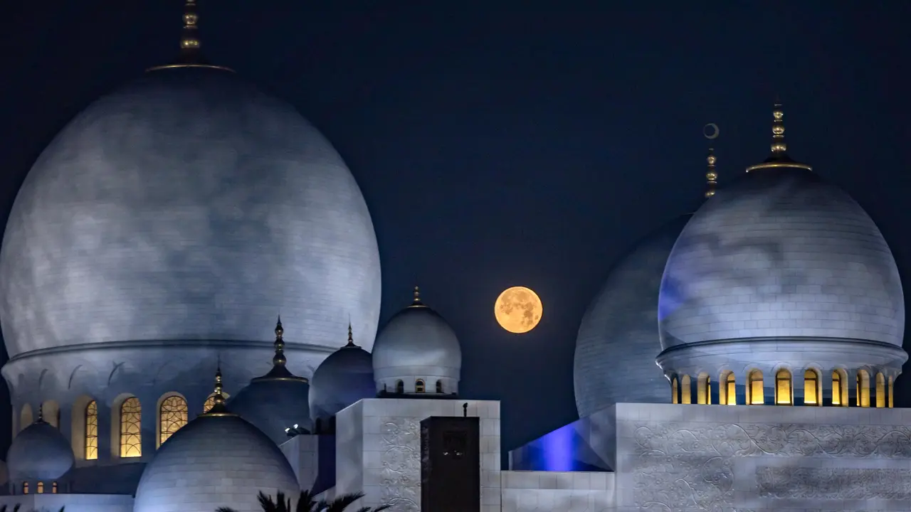 Keindahan Masjid Agung Sheikh Zayed Abu Dhabi