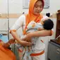 Bayi jumbo alias bayi raksasa seberat 5,7 kilogram lahir di Cilacap dengan persalinan normal, Minggu siang (16/9/2018). (Liputan6.com/Muhamad Ridlo)