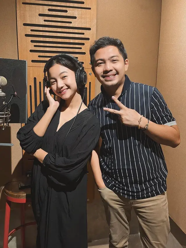 6 Potret Glenca Chysara saat Cover Lagu Tanpa Batas Waktu
