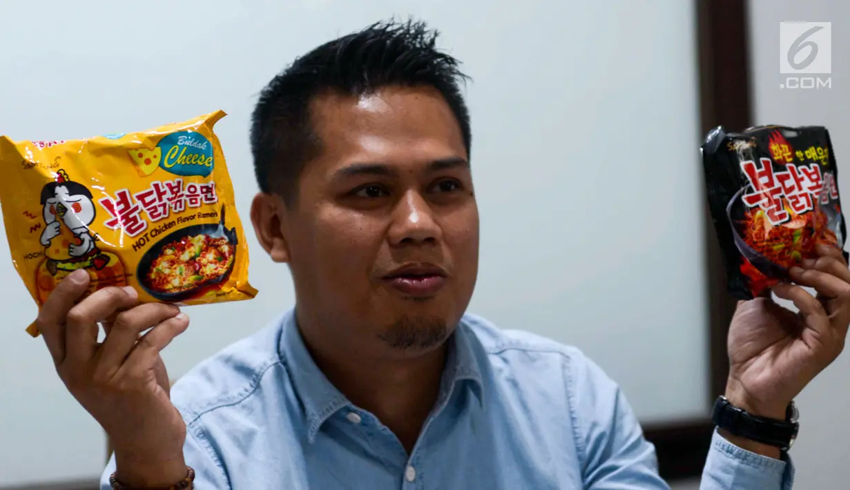 Sales dan Marketing Manajer PT Korinus Endra Nirwana menunjukkan Mie instan Samyang, Jakarta, Rabu (21/6). Endra menuturkan produk mie instan Cheese Hot Chicken Ramen sudah memiliki sertifikasi halal dari Korea Muslim Federasi. (Liputan6.com/Pool)
