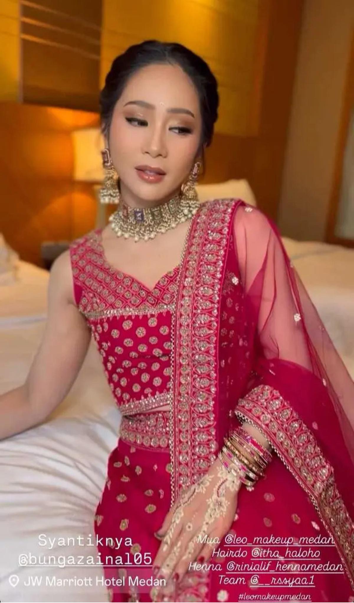 Gaya Menawan Bunga Zainal Pakai Lehenga India saat Kondangan, Tampil Elegan Ala Artis Bollywood