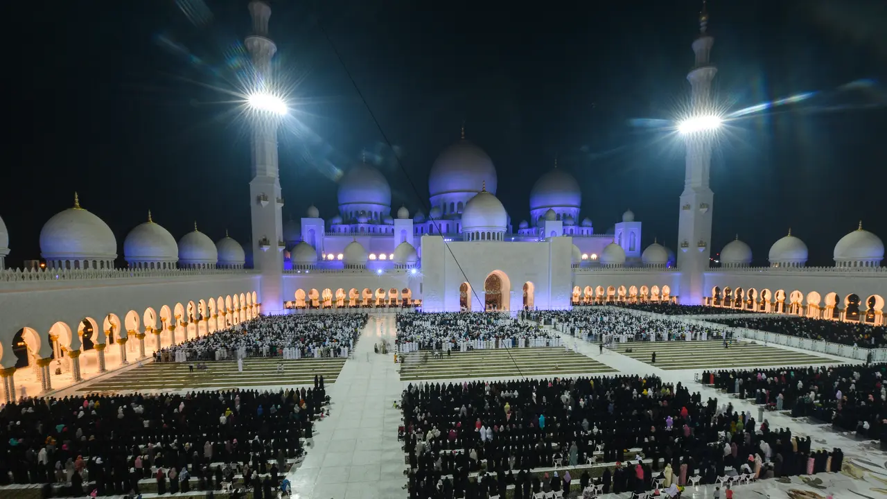 Berburu Lailatul Qadar di Masjid Agung Sheikh Zayed Abu Dhabi