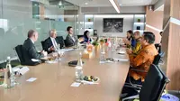 Utusan Dagang Perdana Menteri Inggris untuk ASEAN Richard Graham MP saat berkunjung ke Kantor Pusat PT MRT Jakarta (Perseroda) di Wisma Nusantara, Jakarta Pusat.  Kerajaan Inggris siap memberikan utang ekspor sebesar 1,25 poundsterling atau senilai Rp 22,3 triliun
