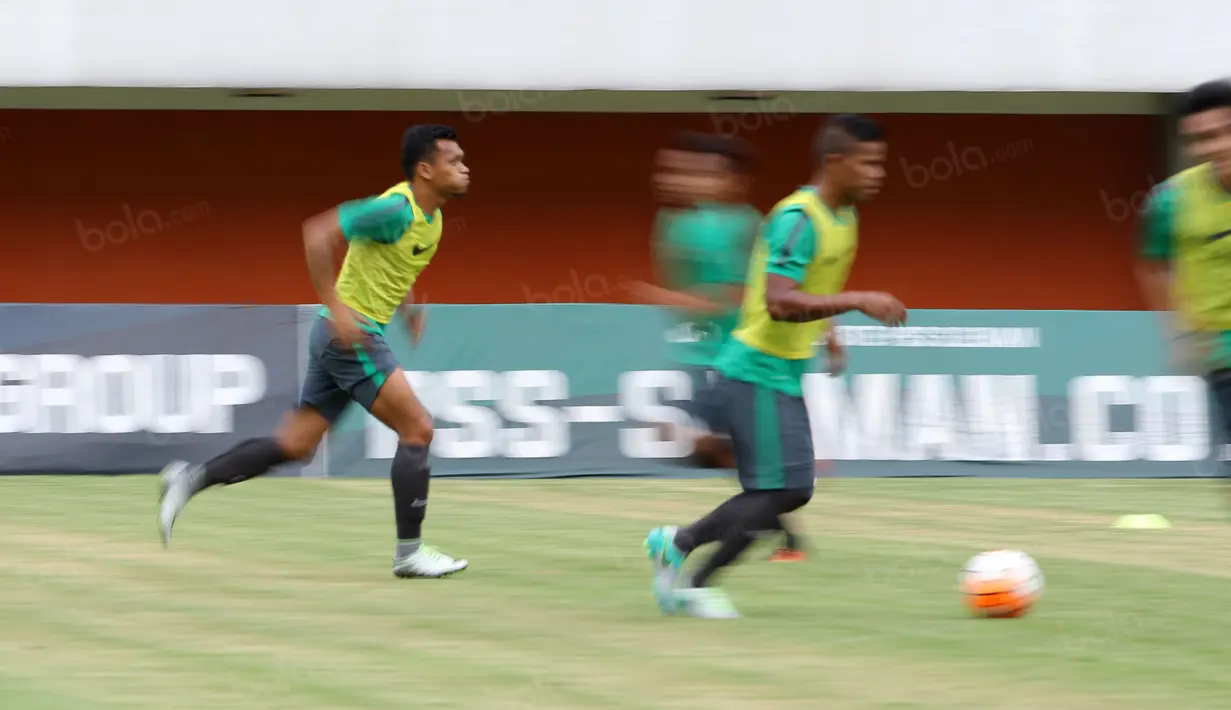 Ferdinand Sinaga, Manahati Lestusen dan Andik Vermansah pada sesi latihan timnas Indonesia di Stadion Maguwoharjo, Sleman, Jumat (7/10/2016). (Bola.com/Nicklas Hanoatubun)