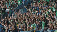 Salah satu aksi Bonek saat mendukung Persebaya Surabaya melawan PSPS Riau pada laga 8 Besar Liga 2 Grup Y di Stadion GBLA, Bandung, Sabtu (18/11/2017). Persebaya Menang 1-0. (Bola.com/Nicklas Hanoatubun)