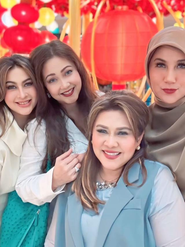 5 Potret Reunian Marini Zumarnis dan Diana Pungky Sang Ratu Sinetron Era 90-an, Bestie Awet Muda (credit: instagram.com/marinizumarnisreal).