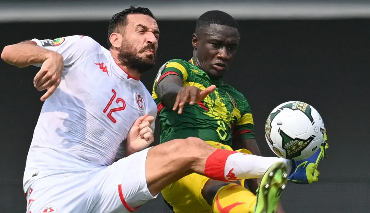 Kesuksesan klub El Ahly di Liga Afrika tak lepas dari peran bek sayap kiri mereka, Ali Maâloul (kiri). Ia merupakan pemain asal Tunisia yang telah bermain di klub tersebut sejak 2016 lalu. Musim ini, Ali Maâloul telah mencetak 4 gol dan 3 asis dalam 10 penampilannya di liga. (AFP/Issouf Sanogo)