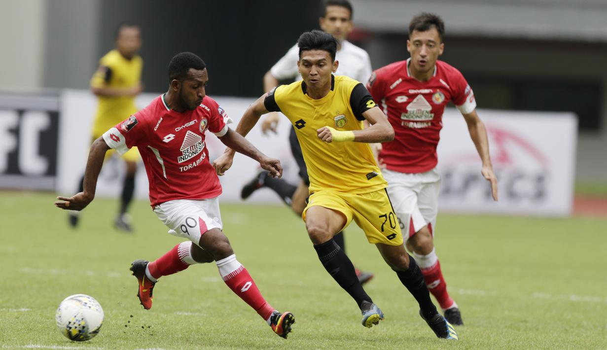 Pemain Bhayangkara FC, Dendy Sulistyawan, berusaha melewati pemain Semen Padang pada laga Piala Presiden 2019 di Stadion Patriot, Jawa Barat, Minggu (3/3). Bhayangkara FC menang 4-2 atas Semen Padang. (Bola.com/M Iqbal Ichsan)