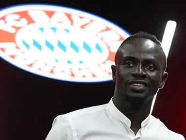 Penyerang baru Bayern Munchen, Sadio Mane berpose di depan logo Bayern Munich selama konferensi pers di Munich, Jerman selatan (22/6/2022). Bayern Munchen resmi memperkenalkan Mane dari Liverpool pada 22 Juni, ketika pemain depan Senegal itu menandatangani kontrak tiga tahun dengan juara Bundesliga itu. (AFP/CHRISTOF STACHE)
