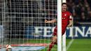Pemain Bayern Munich, Robert Lewandowski merayakan gol saat timnya menang atas Shalke 04 pada lanjutan Bundesliga di Gelsenkirchen, Jerman,Minggu (22/11/2015) dini hari WIB. Bayern Munich  menang 3-1.   (AFP Photo/Patrik Stollarz)