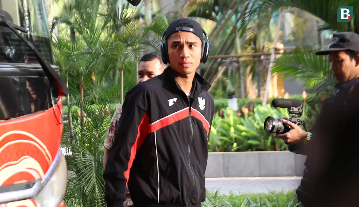 Pemain muda Timnas Indonesia, Marselino Ferdinan, saat tiba di Hotel Fairmont, Jakarta pada Jumat (21/3/2025).