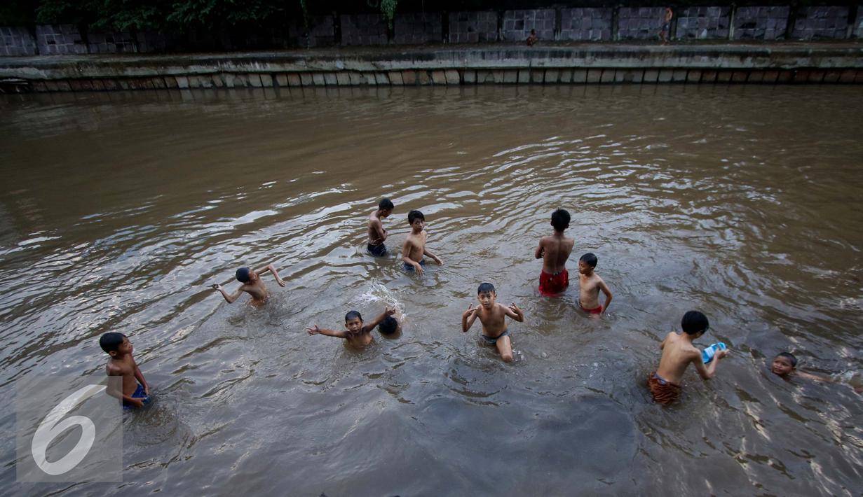  Keceriaan  Bocah Saat Mandi di  Sungai  Ciliwung Foto 