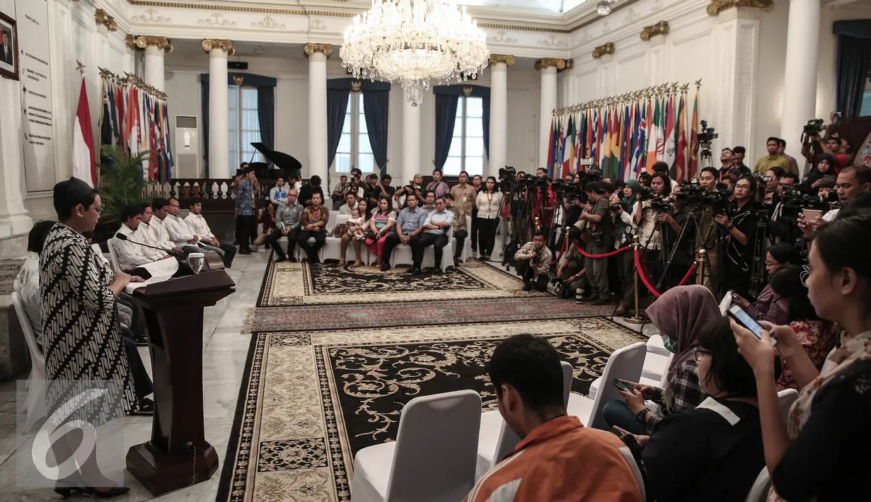 Puluhan awak media hadir dalam penyerahan 10 WNI Sandera Abu Sayyaf kepada keluarga di Kementerian Luar Negeri, Jakarta, Senin (2/5). Kedatangan 10 WNI Sandera Abu Sayyaf  tersebut untuk diserahterimakan kepada Keluarga. (Liputan6.com/Faizal Fanani)