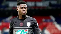 Nuno Mendes yang tampil tangguh di lini pertahanan Paris Saint-Germain (PSG) menempati posisi kelima sebagai bek kiri termahal di dunia. PSG menebus sang pemain dari Sporting Lisbon dengan mahar 38 juta euro. (AFP/Geoffroy Van Der Hasselt)