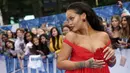Penyanyi yang juga aktris, Rihanna saat menghadiri pemutaran perdana film 'Valerian and the City of Thousand Planets' di London, Senin (24/7). Penyanyi berusia 29 tahun itu mengenakan gaun merah menakjubkan dari Giambattista Valli. (Joel Ryan/Invision/AP)