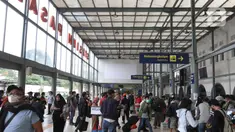 Sejumlah calon penumpang mengantre untuk memasuki rangkaian kereta api Airlangga yang berhenti di Stasiun Pasar Senen, Jakarta, Minggu (10/4/2022). Memasuki pekan kedua Ramadhan, gelombang arus mudik di Stasiun Pasar Senen mulai terlihat. (Liputan6.com/Herman Zakharia)