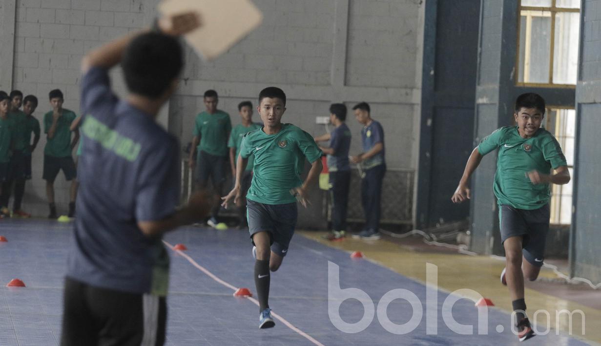 Peserta seleksi Timnas Indonesia U-16, Uchida dan Aditya mengikuti seleksi Timnas Indonesia U-16.Garuda Muda berada satu grup dengan Australia, Thailand, Laos, Myanmar dan Singapura di Grup A Piala AFF U-15 2017. (Bola.com/M Iqbal Ichsan)