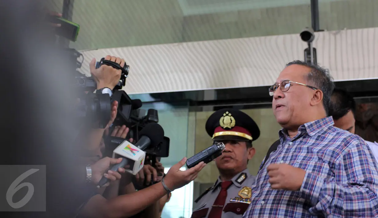 Mantan Sekretaris Jenderal Kementerian Kebudayaan dan Pariwisata periode 2004-2008 Sapta Nirwandar usai menjalani pemeriksaan di KPK, Jakarta, Kamis (25/6/2015). Sapta diperiksa sebagai saksi untuk tersangka Jero Wacik. (Liputan6.com/Helmi Afandi)