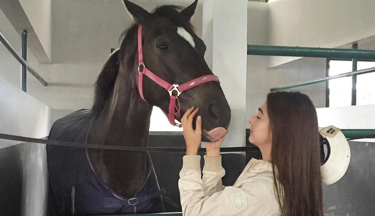 Memang tak bisa dipungkiri jika aktris yang awal karirnya sebagai model ini memiliki visual yang cantik. bahkan ketika berfoto dengan kuda ini pun banyak netizen yang justru terfokus wajah natural Nabila. (Liputan6.com/IG/@nsyakieb85)