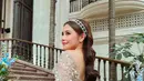 Pemilik nama lengkap Prilly Mahatei Latuconsina ini terlihat cantik jelita saat menjadi bridesmaid. Gaya rambutnya yang dibiarkan tertata rapi memanjang makin memperkuat kesan menawan saat dikenakan mahkota. (Liputan6.com/IG/@prillylatuconsina96).