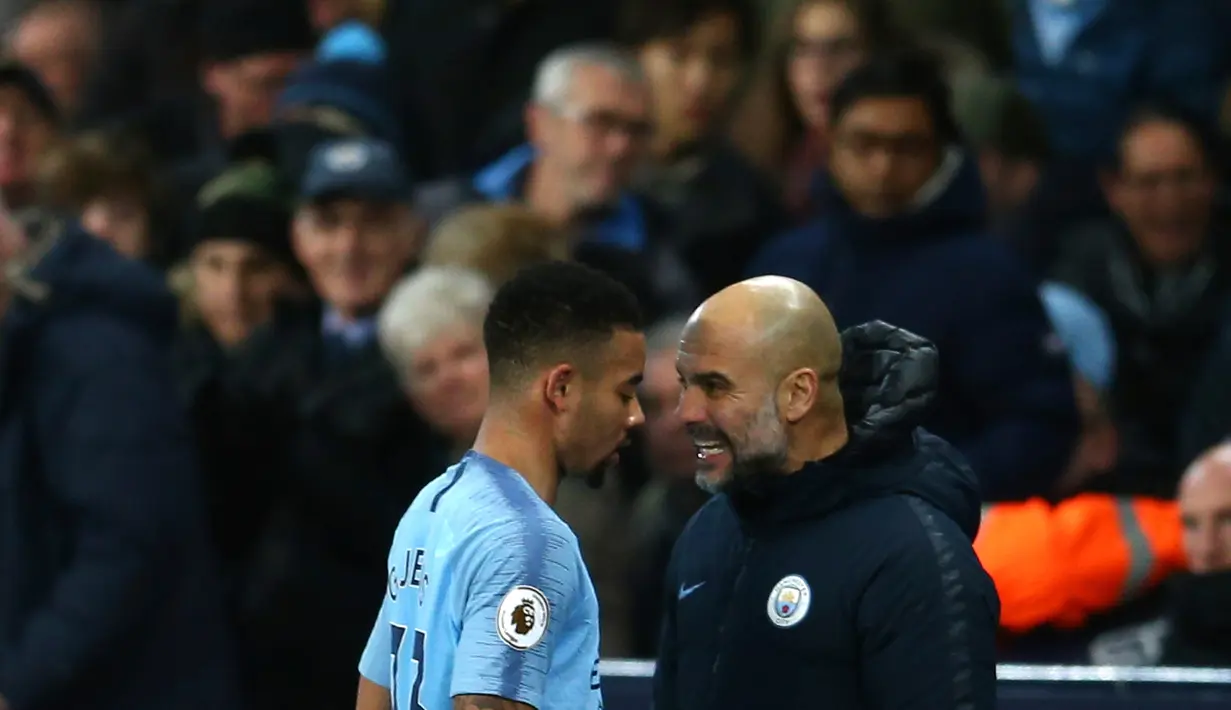 Manajer Wolverhampton Wanderers Nuno Espirito Santo (kiri) berbincang dengan pelatih Manchester City Pep Guardiola saat keduanya bertemu dalam pertandingan Premier League di Stadion Etihad, Manchester, Senin (14/1). (AP Photo/Dave Thompson)