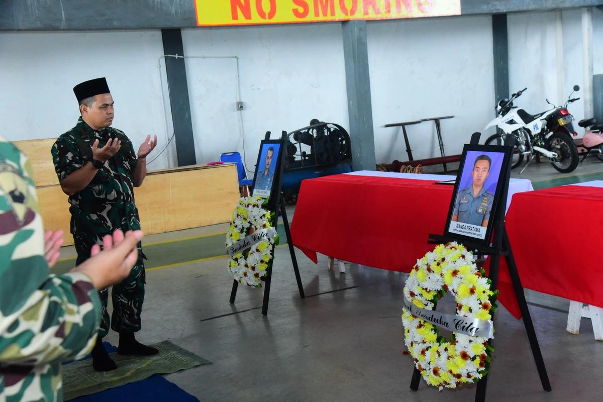 FOTO: Pelepasan Jenazah Dua Prajurit Marinir Korban Longsor Bandung