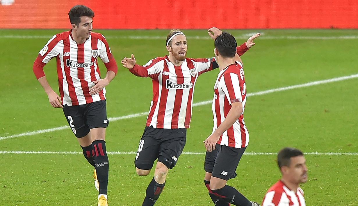Striker Athletic Bilbao, Iker Muniain (tengah) melakukan selebrasi bersama rekan setim usai mencetak gol kedua timnya ke gawang Barcelona dalam laga lanjutan Liga Spanyol 2020/21 di San Mames Stadium, Bilbao, Rabu (6/1/2021). Athletic Bilbao kalah 2-3 dari Barcelona. (AFP/Ander Gillenea)