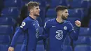 Gelandang Chelsea, Christian Pulisic (kanan) berselebrasi dengan rekannya Timo Werner usai mencetak gol ke gawang Leeds United pada pertandingan lanjutan Liga Inggris di Stamford Bridge di London, Inggris, Minggu (6/12/2020). Chelsea menang 3-1 atas Leeds United. (Mike Hewitt, Pool via AP)