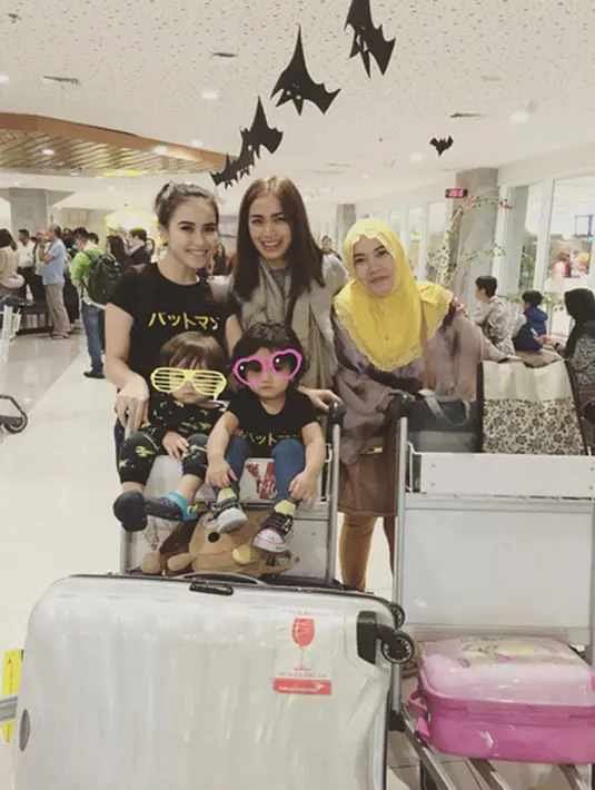 Ayu Ting Ting mengunggah foto dirinya bersama Bilqis Khumaira Razak, Jessica dan El Barack Alexander, serta ibundanya sedang berada di bandara bersiap untuk menikmati liburan mereka. (via instagram/@ayutingting92)