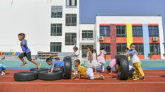 Anak-anak bermain di taman kanak-kanak lokasi relokasi wilayah Sansui, Provinsi Guizhou, China, 31 Agustus 2020. Guizhou telah merelokasi 1,88 juta orang sebagai upaya pengentasan kemiskinan dalam periode Rencana Lima Tahunan ke-13 (2016-2020). (Xinhua/Yang Wenbin)