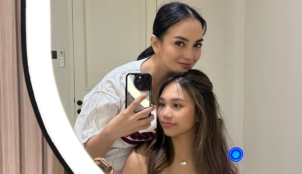 Kecantikannya tak kalah dari sang ibu yang kerap foto bareng dengannya. [Instagram/ririnekawati]