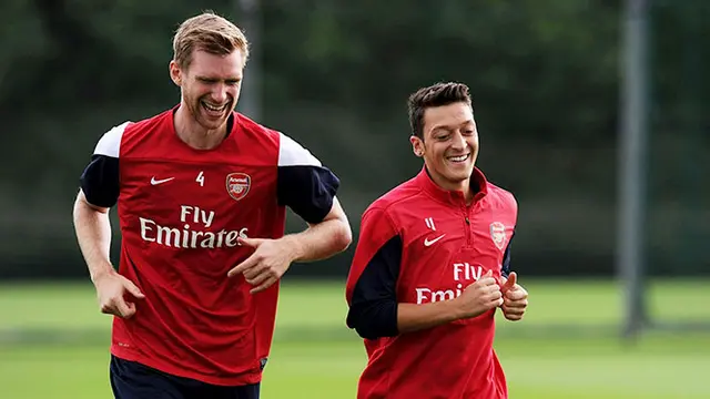 mertesacker-ozil-131129b.jpg