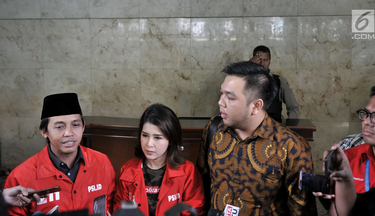 Ketua Umum PSI Grace Natalie didampingi Sekjen PSI Raja Juli Antoni dan kuasa hukum memberikan keterangan di Bareskrim Polri, Jakarta, Selasa (22/5). Grace Natalie menyampaikan kedatangannya untuk menghormati proses hukum. (Merdeka.com/Iqbal S Nugroho)